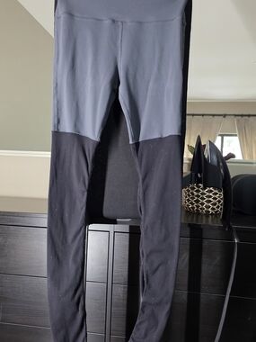 ALO Yoga Goddess Leggings in Gray and Black